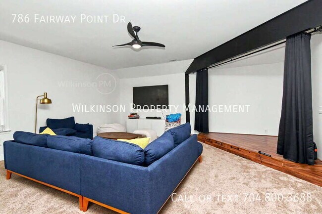 Building Photo - 786 Fairway Point Dr