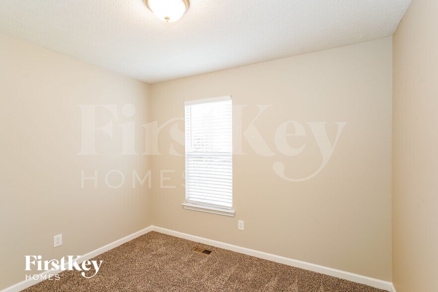 Building Photo - 112 SADDLESTONE Ct S