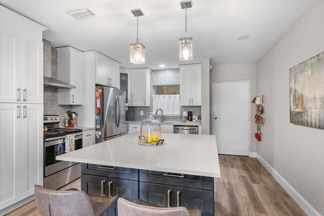 Building Photo - Waterfront Views! Fully updated 2/2 condo