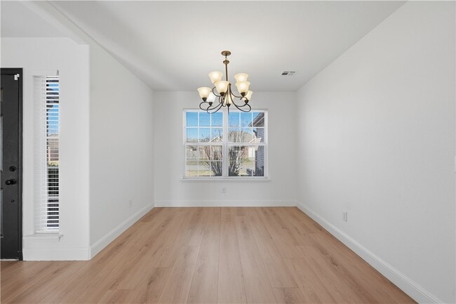 Building Photo - 551 Dogwood St