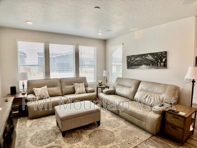 Building Photo - 707 Miller Ave