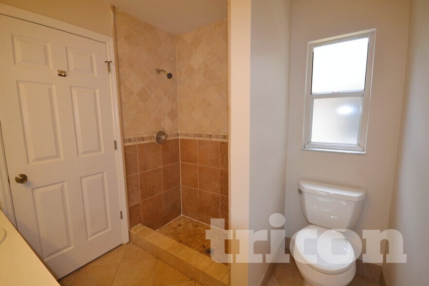 Building Photo - 1817 Landside Dr