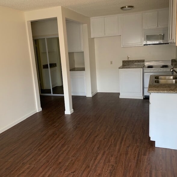 Building Photo - 8823 Ocean View Ave