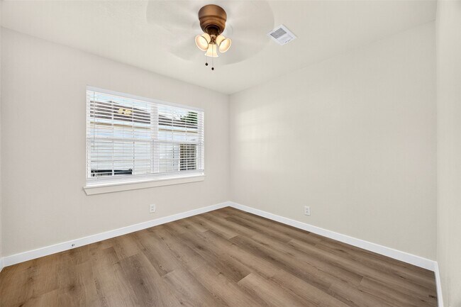 Building Photo - 1202 Dogwood Dr