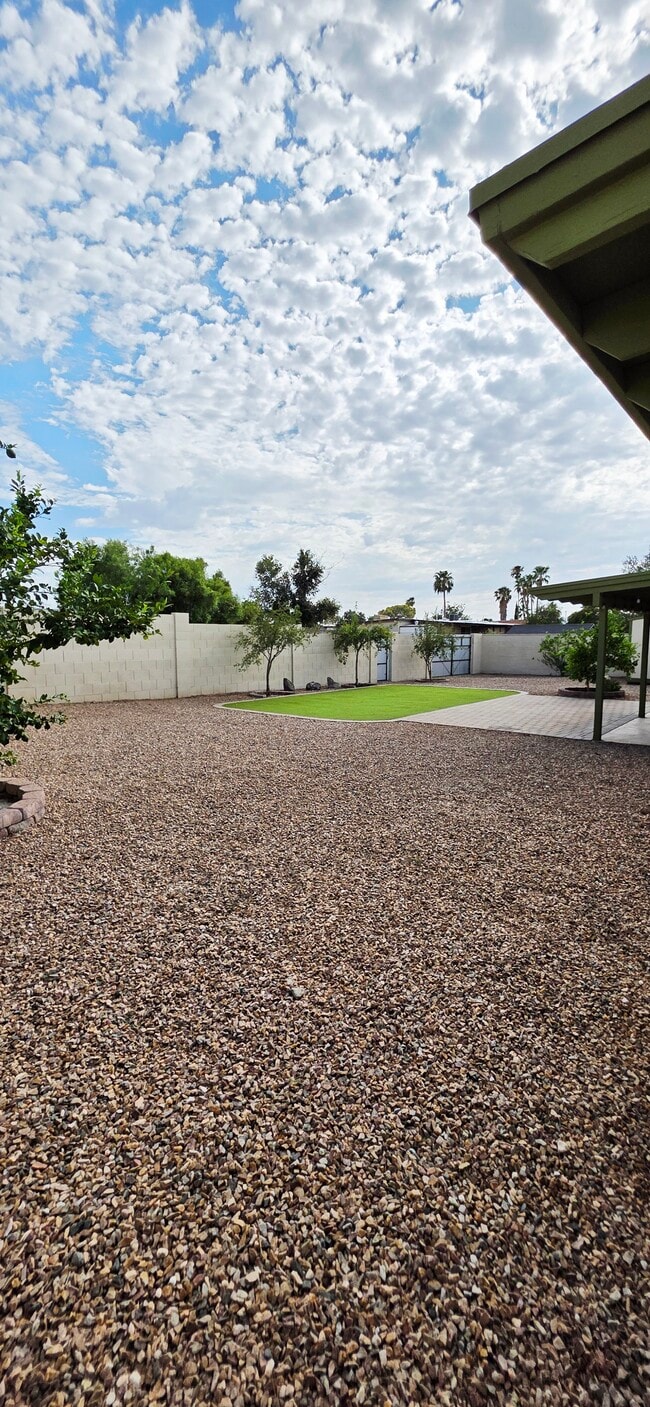 Building Photo - 9042 E Kenyon Dr
