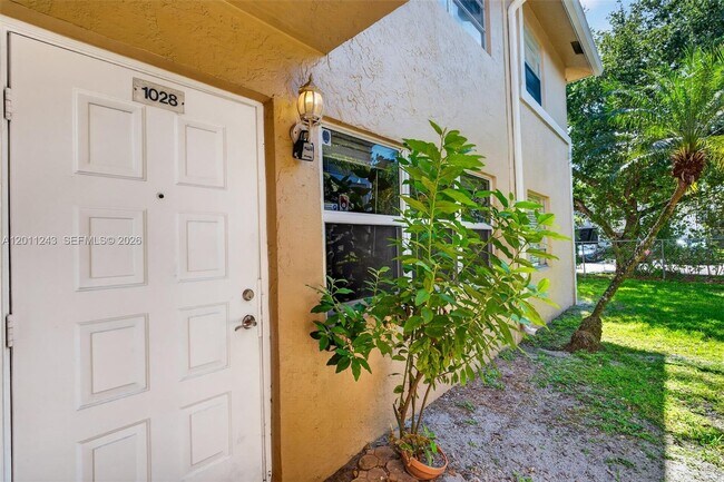 Building Photo - 1028 Twin Lakes Dr