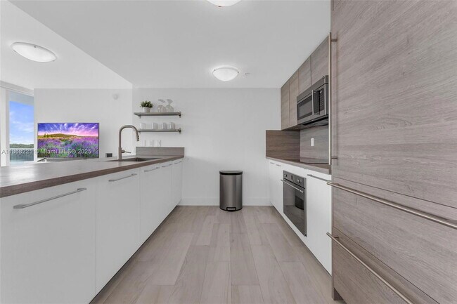 Building Photo - 400 Sunny Isles Blvd