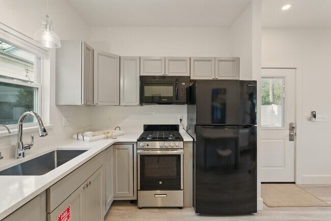 Building Photo - 70 Trae Ln