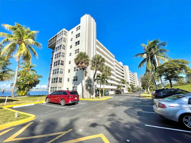 Building Photo - 1175 NE Miami Gardens Dr