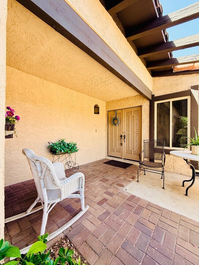 Building Photo - Available August 1st! Beautiful fully furnished single-story home located in the prestigious Span...