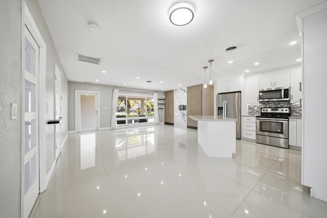 Building Photo - 5031 NE 23rd Terrace