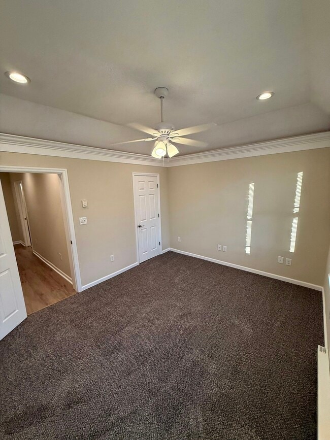 Building Photo - 419 E Frankford St