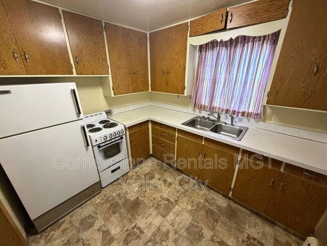 Building Photo - 265 Viking Dr