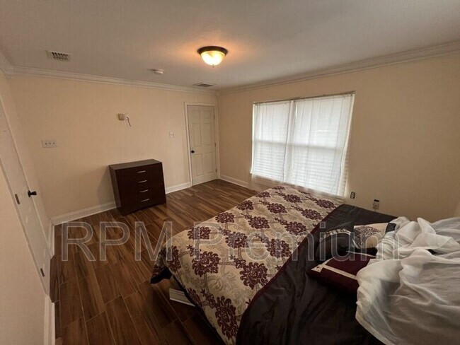 Building Photo - 1944 W Marsden Pl