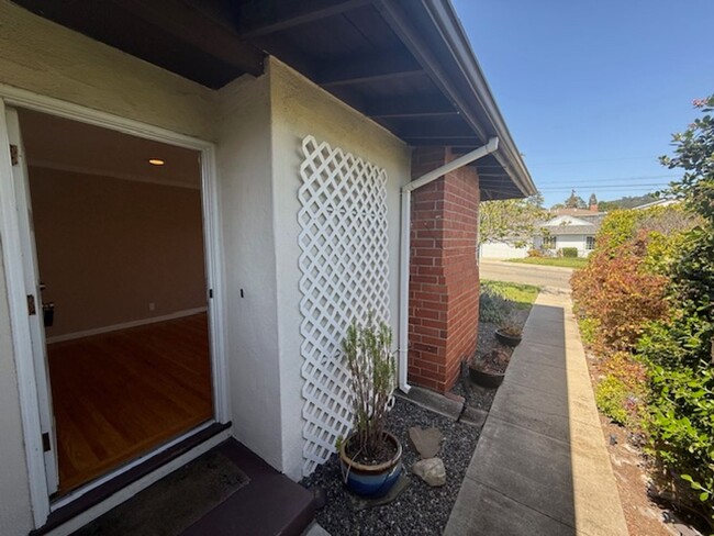 Building Photo - RENTED - 3 Bedroom Ranch Style Home in El ...