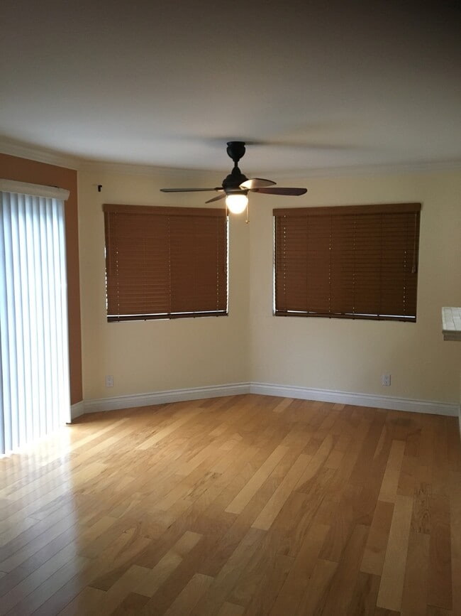 Building Photo - 2 Bed, 2 1/2 Bath Townhome with 1 car garage!