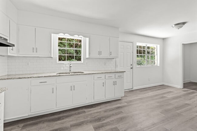 Building Photo - Rare Fully Renovated Center Point Home