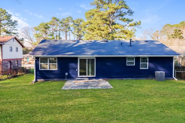 Building Photo - Fantastic 3bd/2ba home! Coming soon!