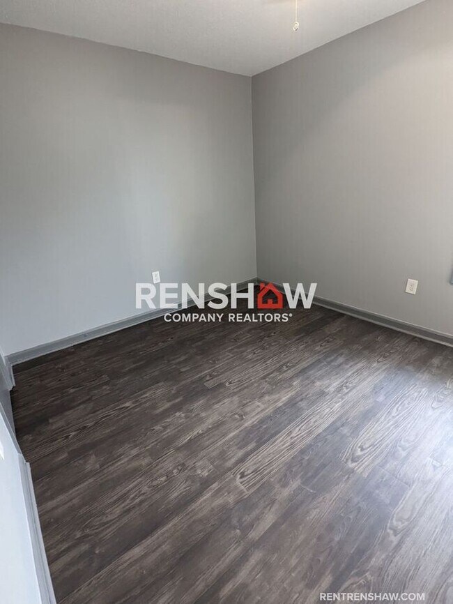 Building Photo - COMPLETELY RENOVATED 4 Bedroom / 1.5 bath ...