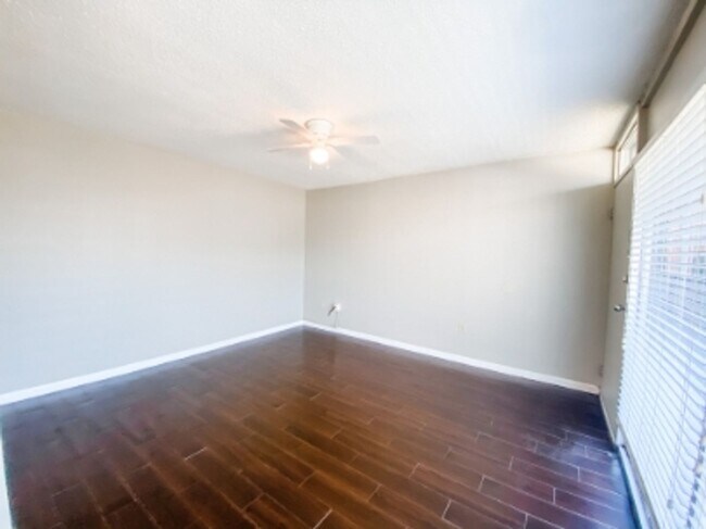 Building Photo - Treetop Living in the Heart of Highland Park