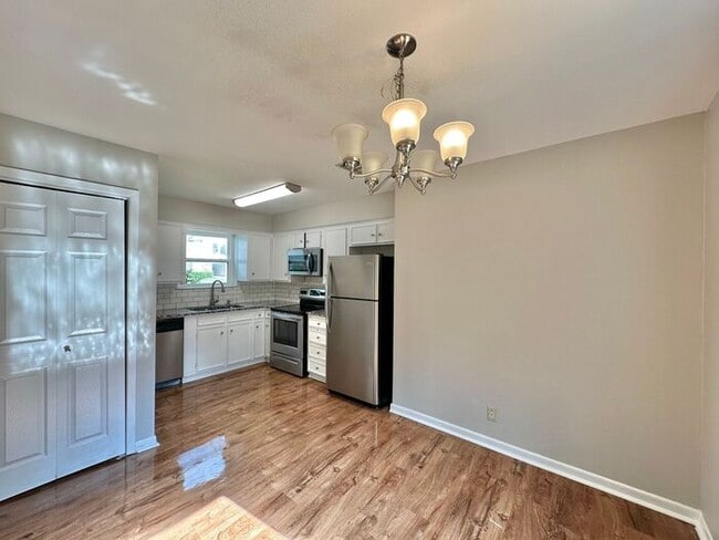 Building Photo - Available Now! Beautiful 3 Bedroom 2 Bath ...
