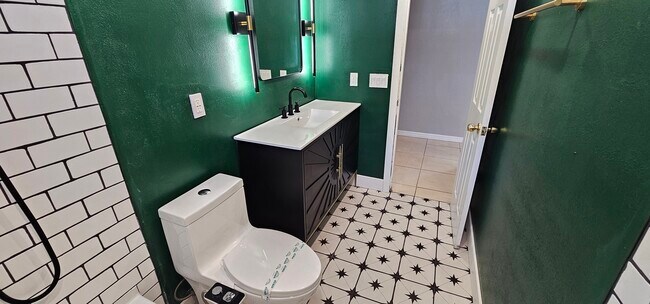 Building Photo - 370 Hunt Dr