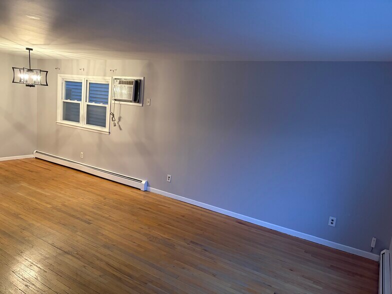 Building Photo - 31 W 51st St