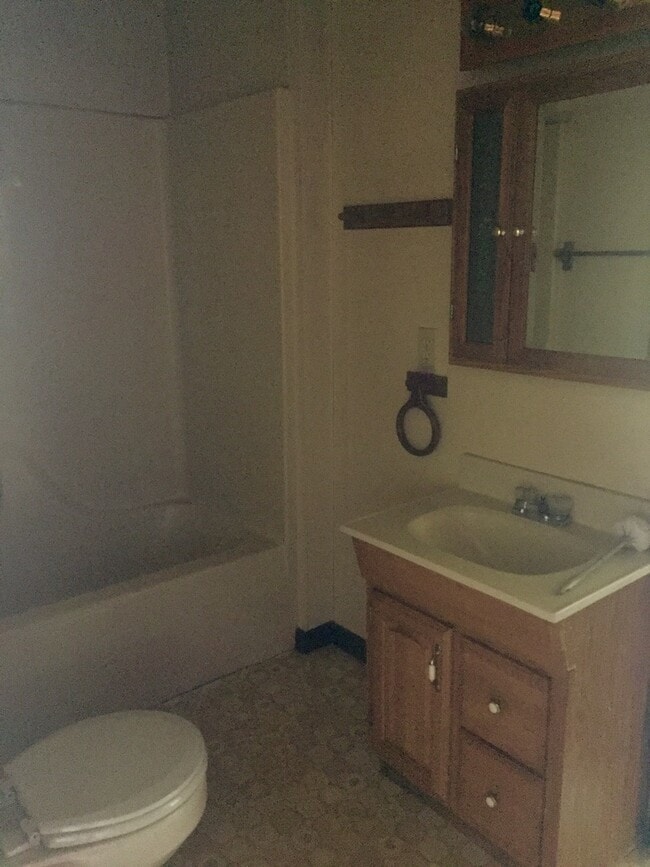 Building Photo - Affordable 3/2 on corner lot