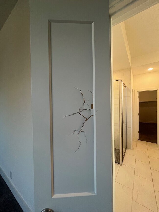 Building Photo - Spacious 4 Bedroom / 4 Full Bath Home w/ M...