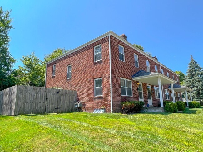 Building Photo - 2883-2889-2889 Wicklow Rd