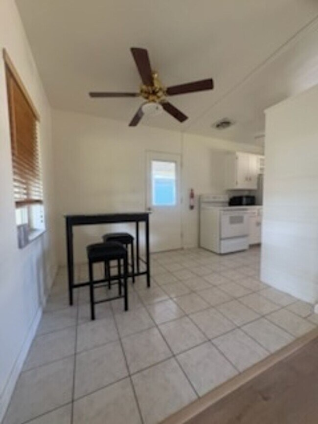 Building Photo - 247 Cocos Dr