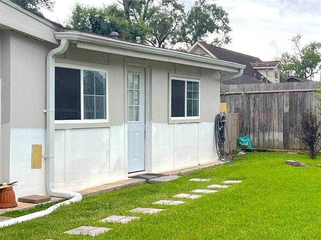 Building Photo - 14031 Duncannon Dr