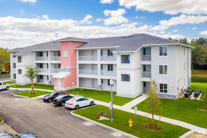 Primary Photo - The Apartments at the Isles of Porto Vista