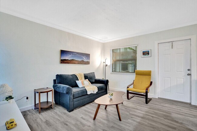 Building Photo - 417 NE 17th Ave