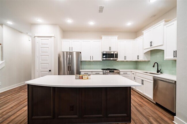 Building Photo - 10922 Brambling Wood Dr