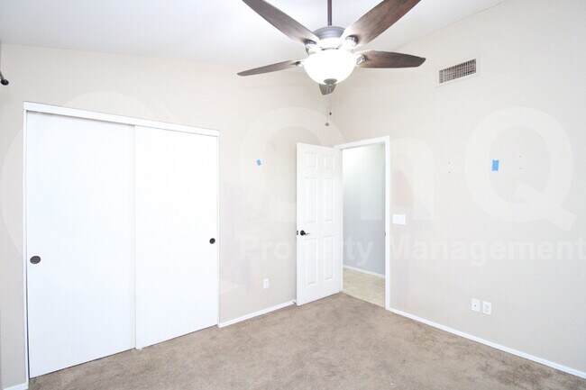 Building Photo - 1092 W Vaughn Ave