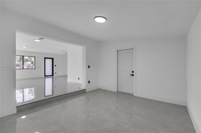 Building Photo - 1000 NW 198th St