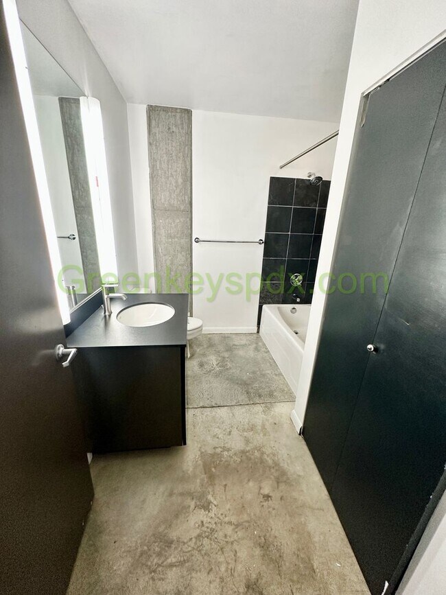 Building Photo - Studio Condo Available in the Pearl's Stre...