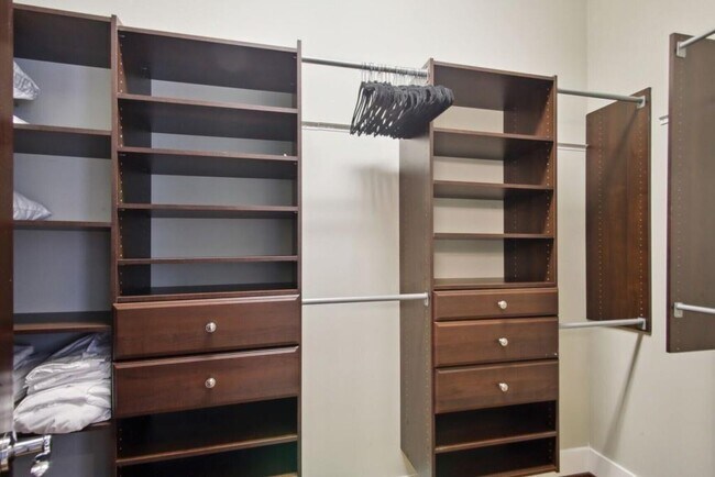 Building Photo - 519 N Highland Ave NE