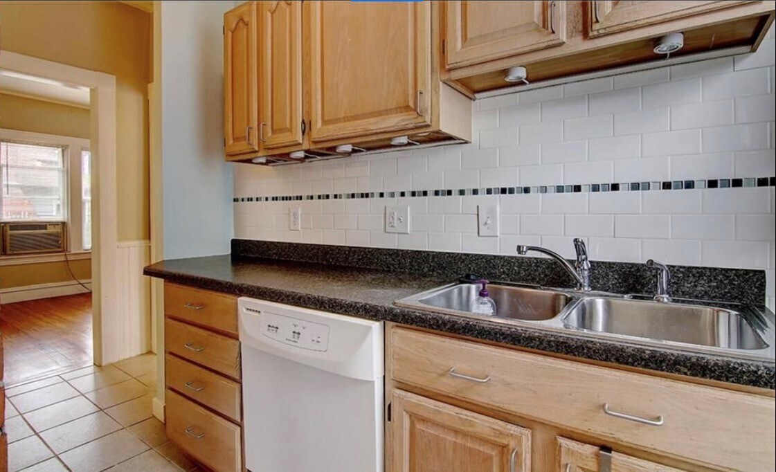 Building Photo - 173 Rochambeau Ave