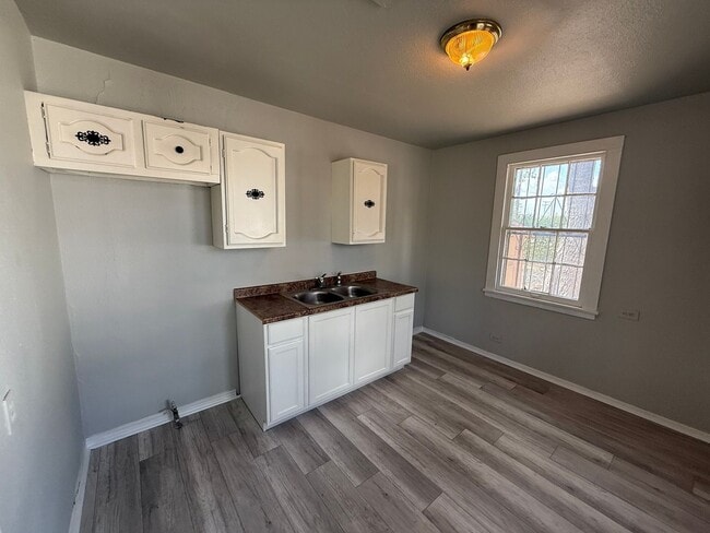 Building Photo - 3003 Venus St