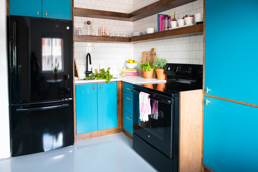 Beautiful black basin sink with garbage disposal - Flamingo Apartments