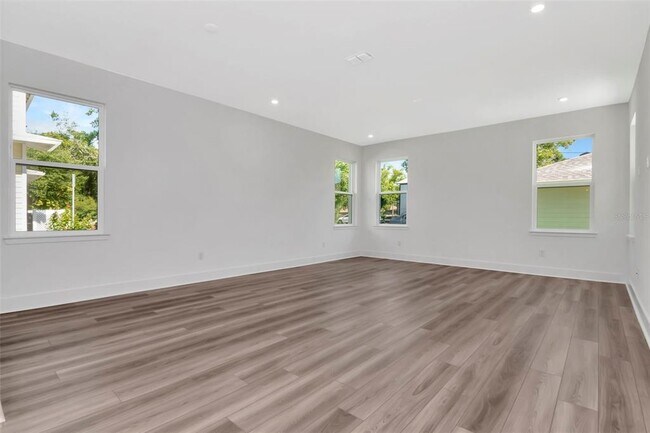 Building Photo - 402 E Oak Ave