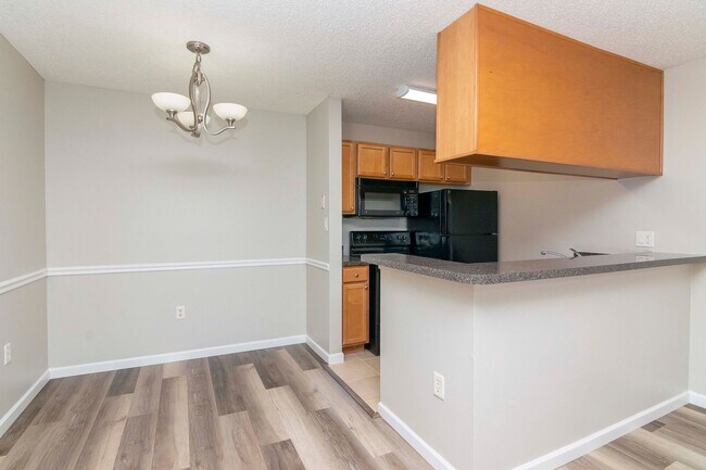 Building Photo - Lake Front - 2nd Floor - Upgraded- 1 Bedroom 1 Bathroom for Rent in Brandon, FL