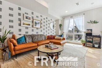 Building Photo - End Unit Townhome in Fantastic Location