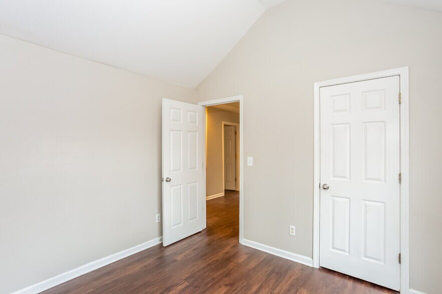 Building Photo - 7103 Fox Point Dr