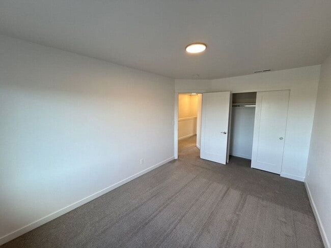 Building Photo - 5913 Blue River Dr SE