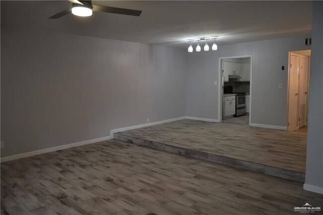 Building Photo - 704 Continental Dr