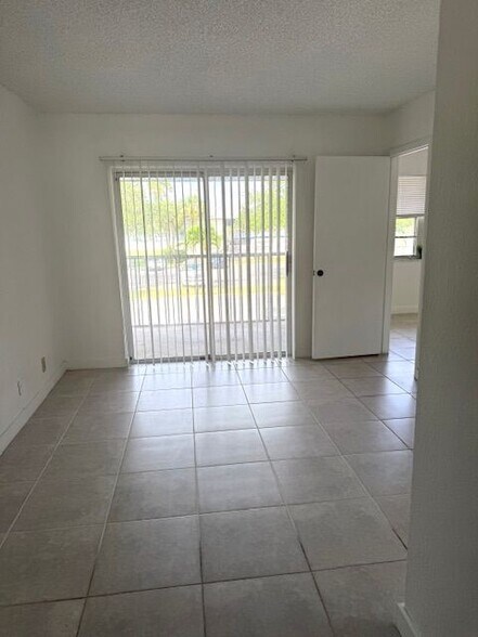 Building Photo - 1512 SE Royal Green Cir