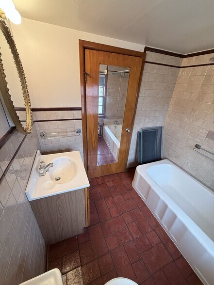 Building Photo - 3807 Pine Ave